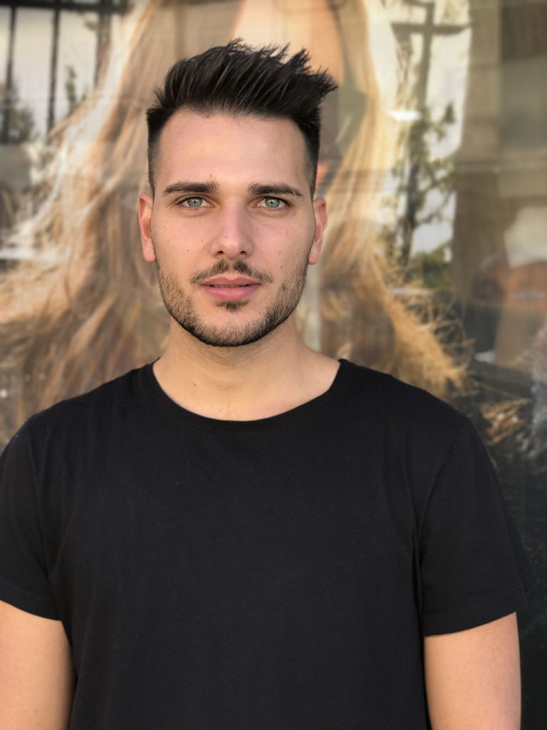 Taglio uomo con ciuffo e barba corta