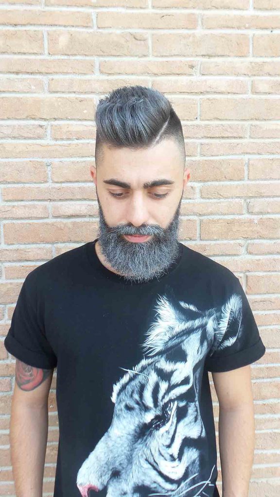 Barba brizzolata e taglio con ciuffo