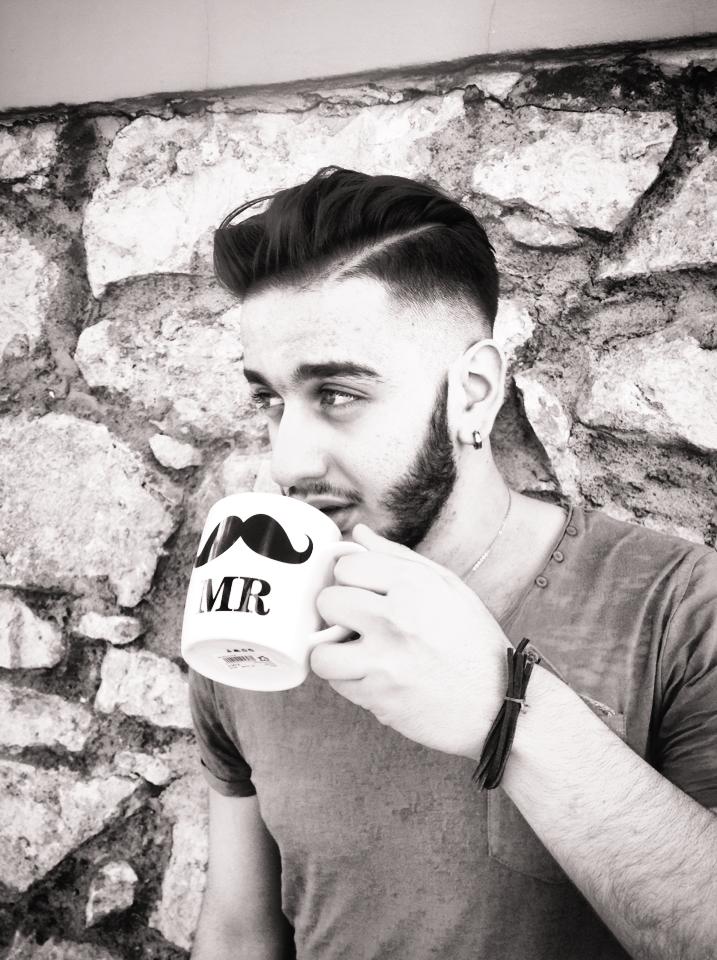 Styling uomo con ciuffo e barba