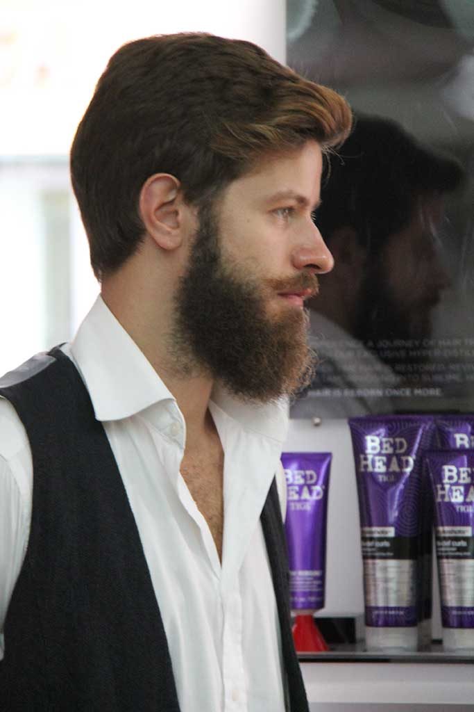Barba lunga e capelli pettinati all'indietro