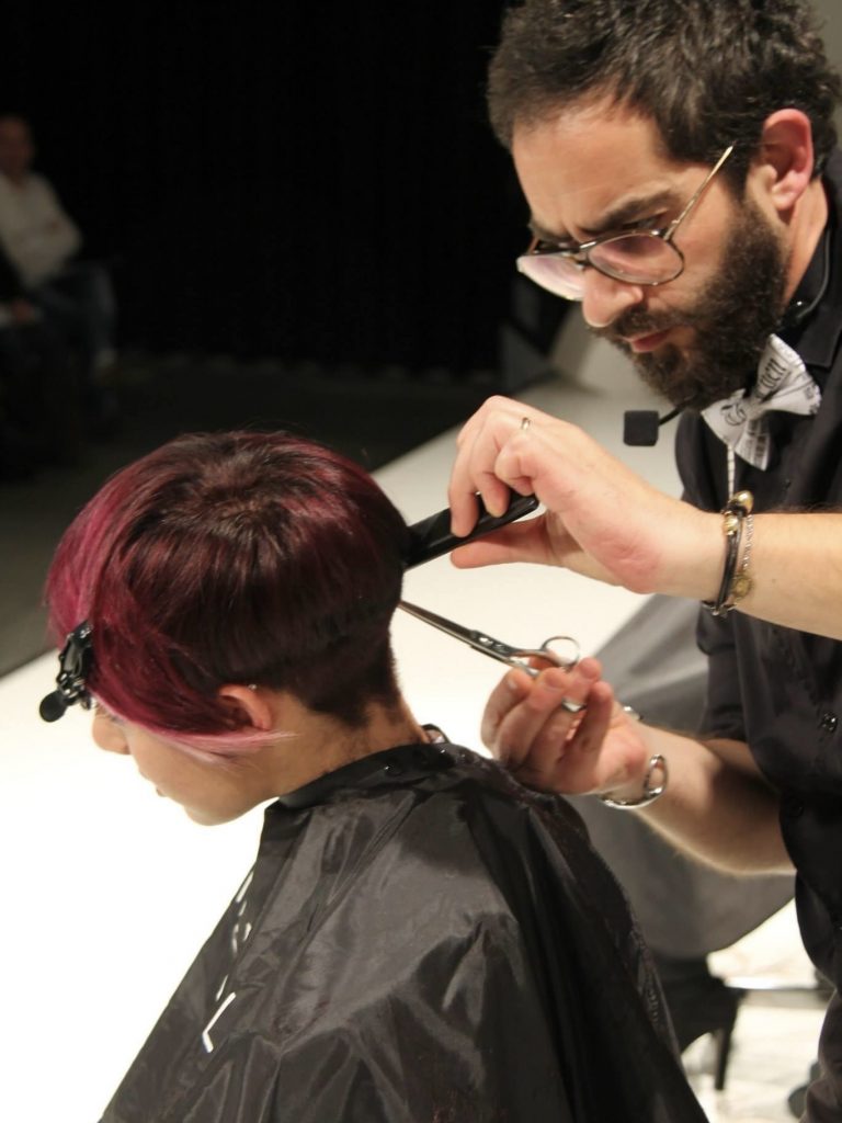 Tony Musto al lavoro in salone