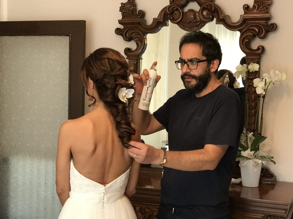 Tony Musto rifinisce l'acconciatura di una sposa