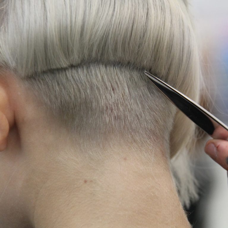 Taglio corto platino con nuca rasata