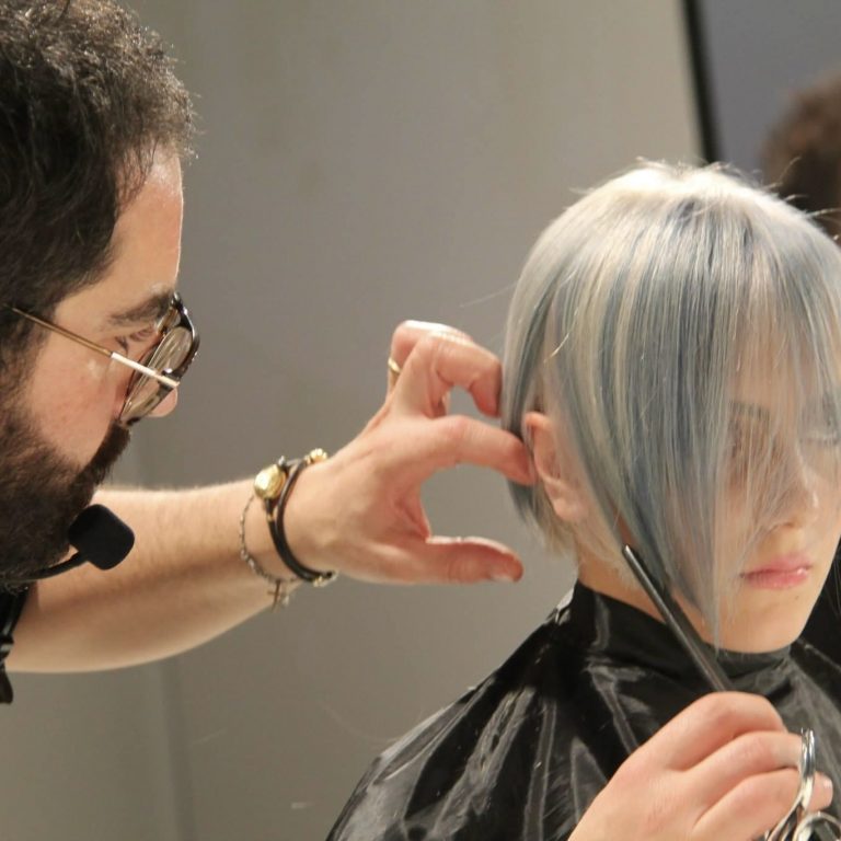 Taglio su capelli grigio perla