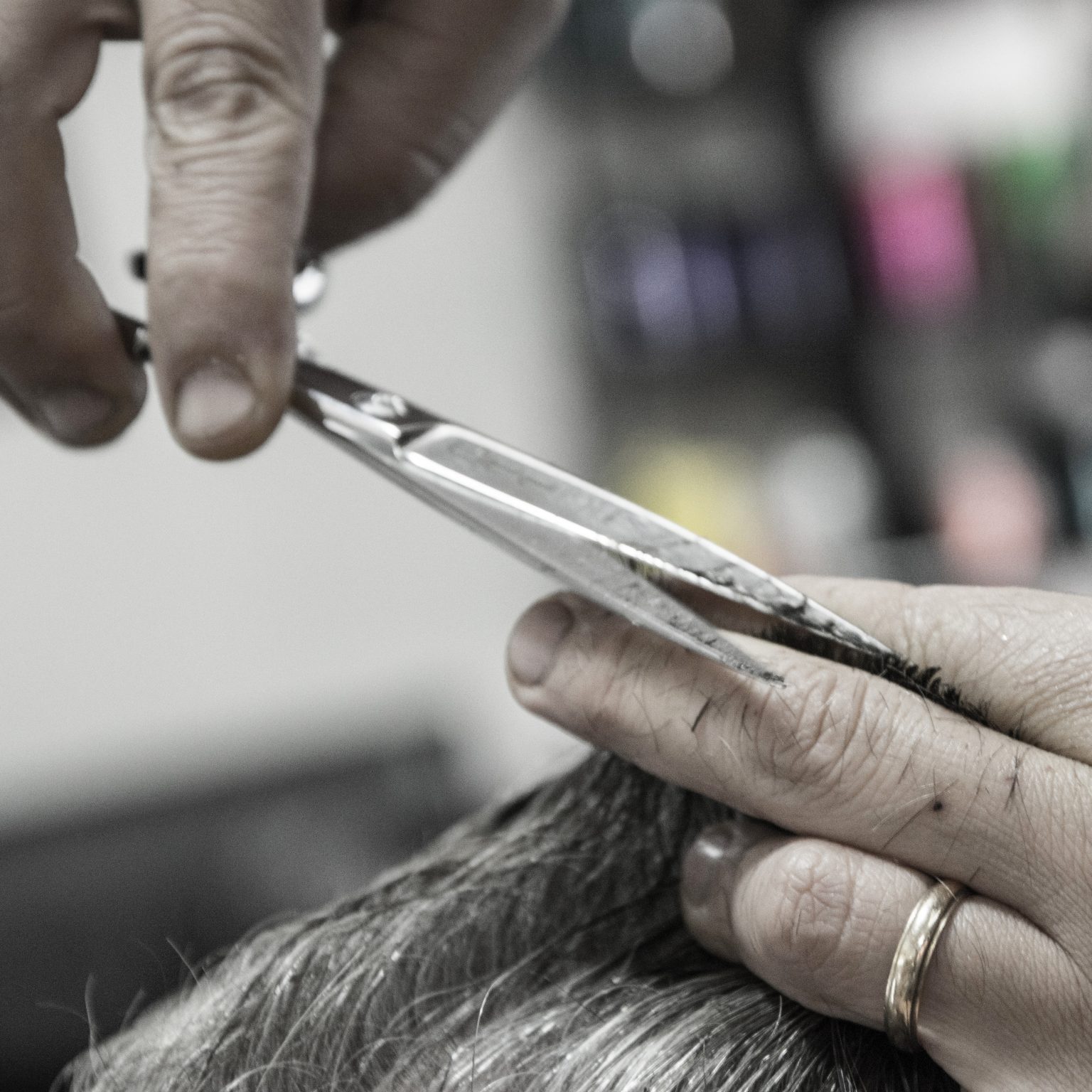 Taglio a forbice su capelli brizzolati