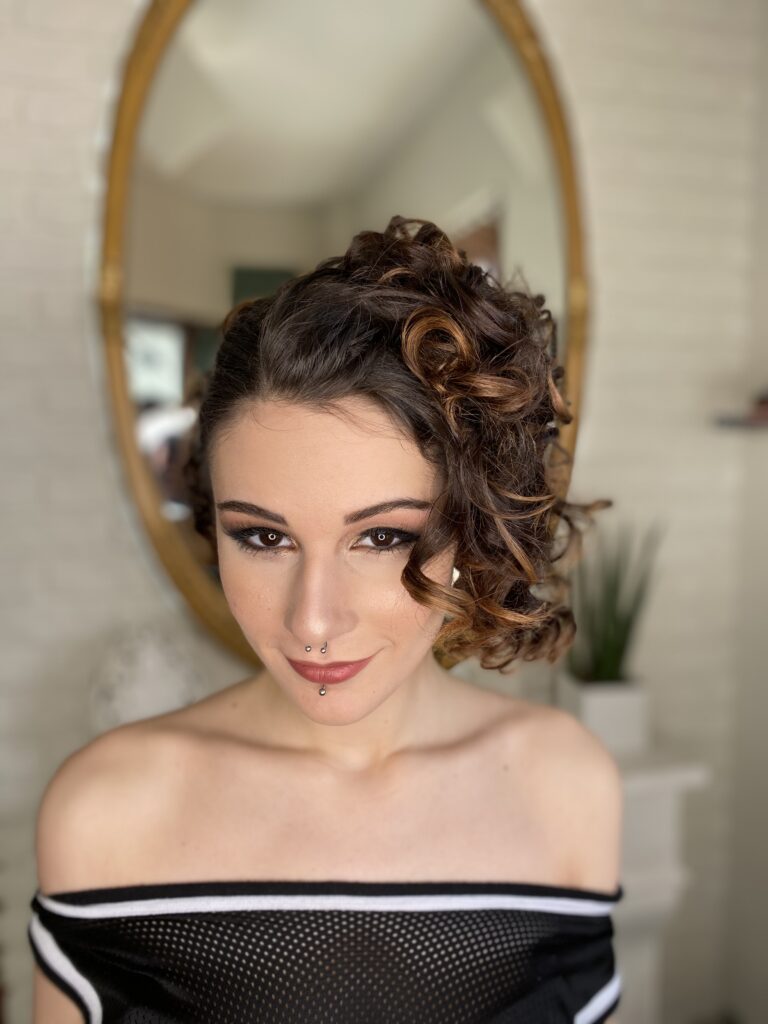 Make-up da sera con acconciatura riccia