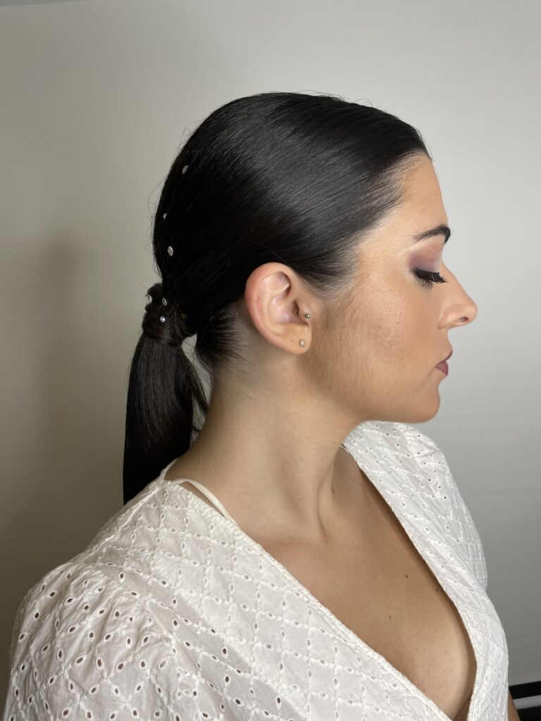 Sposa con make-up naturale e coda bassa