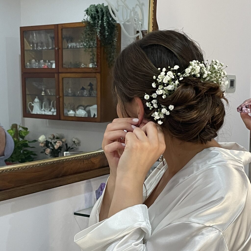 Sposa con fiori tra i capelli