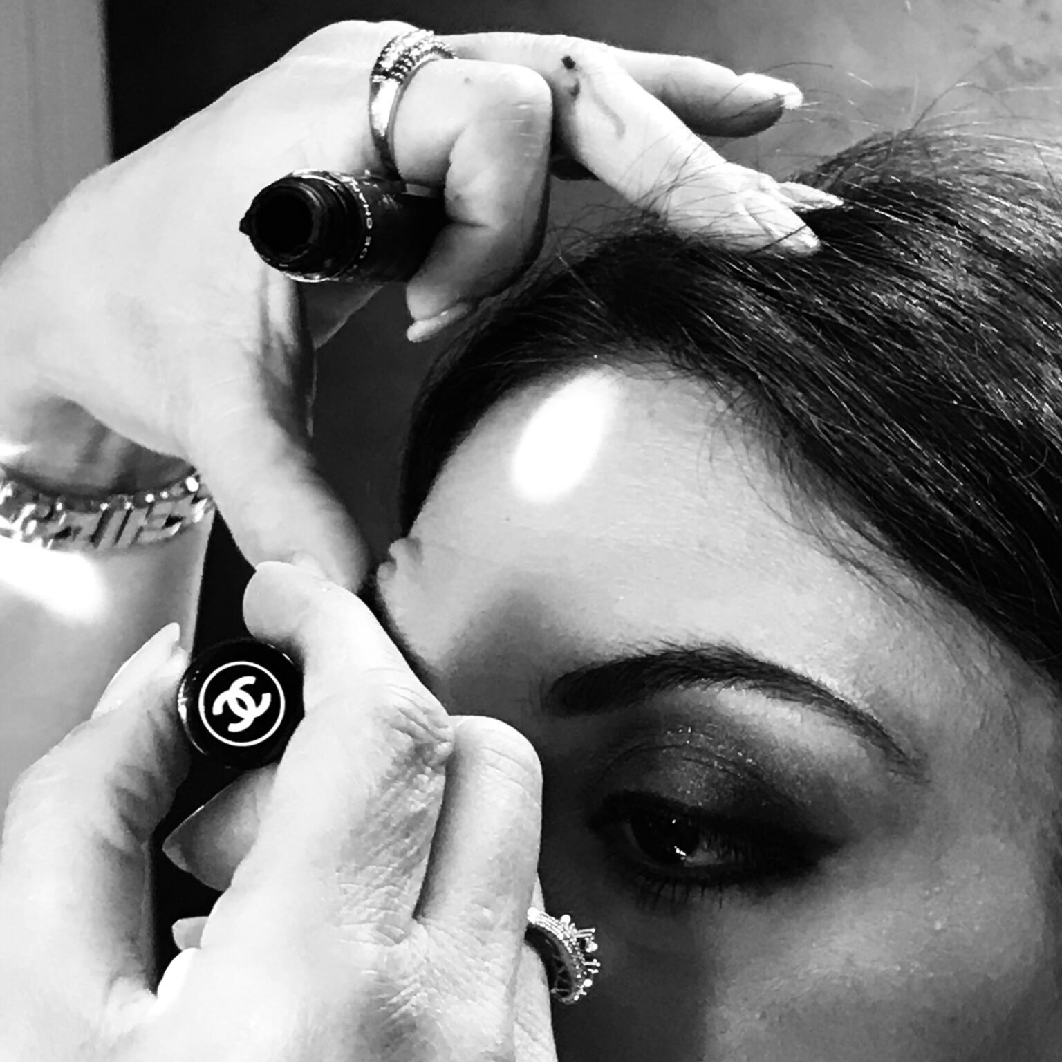 Applicazione dell'eyeliner durante una seduta di make-up