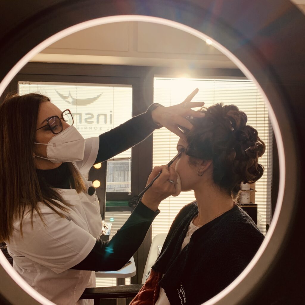 Make-up artist al lavoro davanti allo specchio